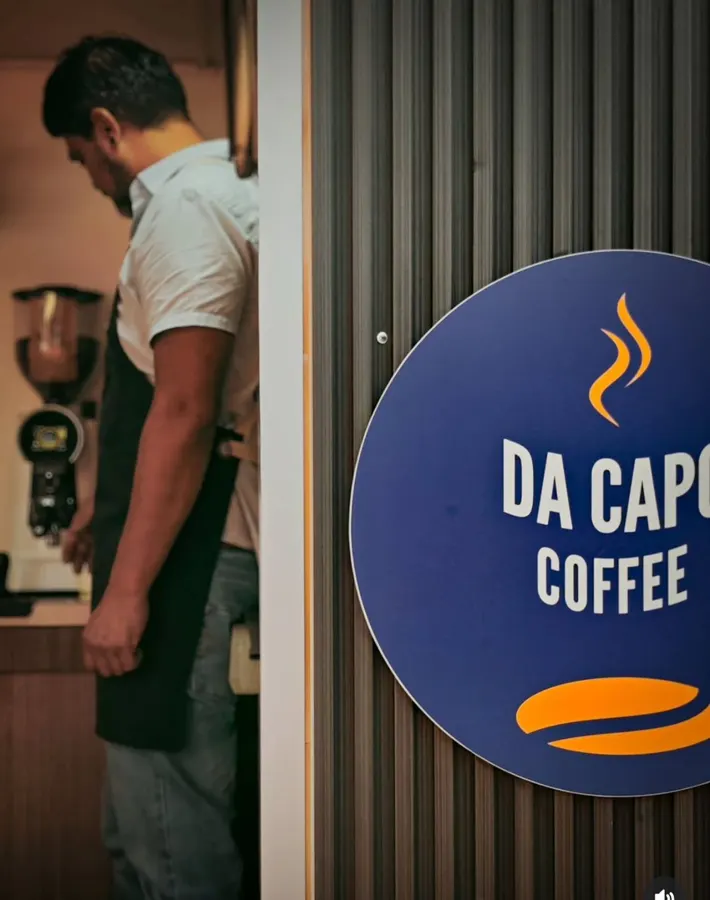 El barista junto al letrero de Da Capo