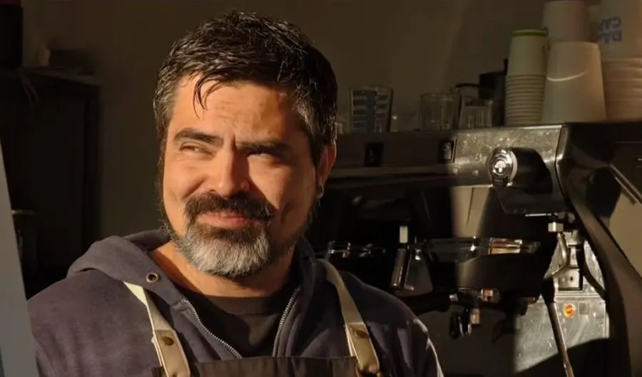 El barista junto a la máquina de espresso