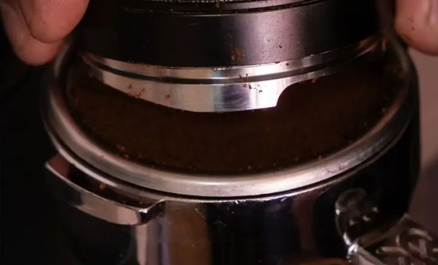 Café prensado en el portafiltro
